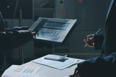 Finans veri harcamaları belgesi üzerinde çalışan bir grup iş kadını.