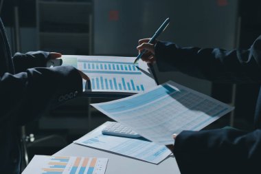 Finans veri harcamaları belgesi üzerinde çalışan bir grup iş kadını.