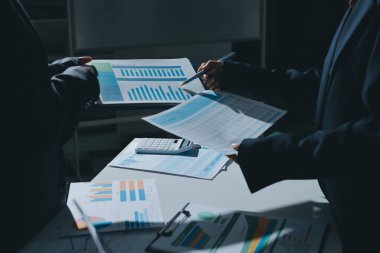 Finans veri harcamaları belgesi üzerinde çalışan bir grup iş kadını.