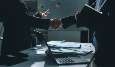 Mutlu Asyalı iki iş adamı ve kadın tokalaşması başarıyı kutlamak için. Birlikte çalışan başarılı Asyalı iş adamları.