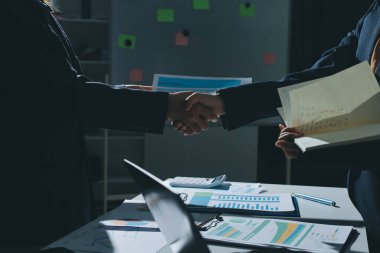 Mutlu Asyalı iki iş adamı ve kadın tokalaşması başarıyı kutlamak için. Birlikte çalışan başarılı Asyalı iş adamları.