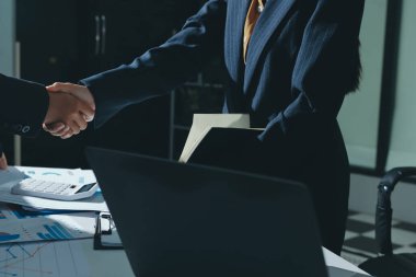 Mutlu Asyalı iki iş adamı ve kadın tokalaşması başarıyı kutlamak için. Birlikte çalışan başarılı Asyalı iş adamları.