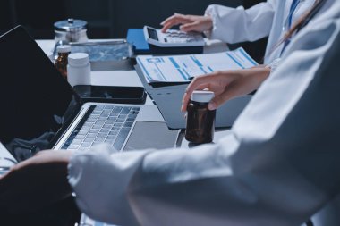 Erkek ve kadın doktorlar bir hastane odasında toplantı yapıyorlar..