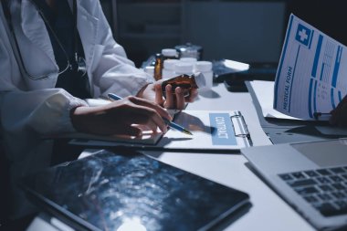 Erkek ve kadın doktorlar bir hastane odasında toplantı yapıyorlar..