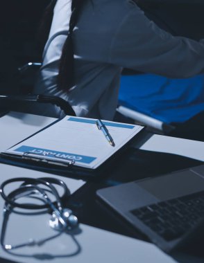 Konuşurken kalp atışı ve semptomlarını incelemek için steteskop kullanan erkek doktorun el görüntüsü.