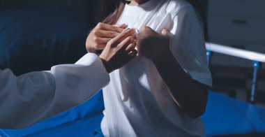 Konuşurken kalp atışı ve semptomlarını incelemek için steteskop kullanan erkek doktorun el görüntüsü.