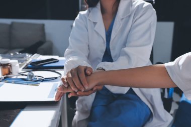 Doktor hastayı kontrol ediyor ve teşvik ediyor..