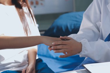 Doktor hastayı kontrol ediyor ve teşvik ediyor..