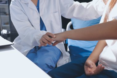 Doktor hastayı kontrol ediyor ve teşvik ediyor..