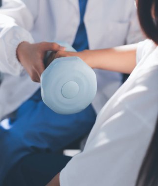 Tanımlanamayan fiziksel terapi sırasında mavi el ağırlığı kullanır