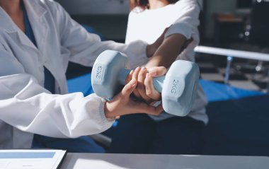 Tanımlanamayan fiziksel terapi sırasında mavi el ağırlığı kullanır