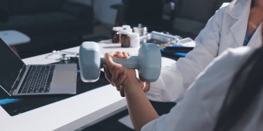 Tanımlanamayan fiziksel terapi sırasında mavi el ağırlığı kullanır