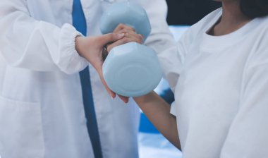 Tanımlanamayan fiziksel terapi sırasında mavi el ağırlığı kullanır