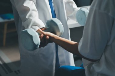 Tanımlanamayan fiziksel terapi sırasında mavi el ağırlığı kullanır