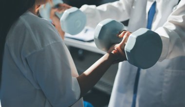 Tanımlanamayan fiziksel terapi sırasında mavi el ağırlığı kullanır