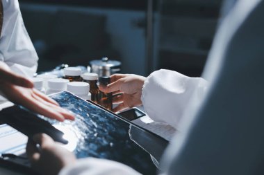 Erkek ve kadın doktorlar bir hastane odasında toplantı yapıyorlar..