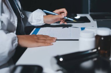 Erkek ve kadın doktorlar bir hastane odasında toplantı yapıyorlar..