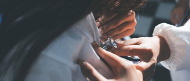 Konuşurken kalp atışı ve semptomlarını incelemek için steteskop kullanan erkek doktorun el görüntüsü.