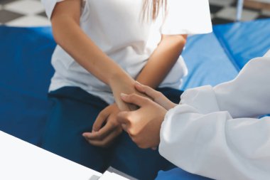 Doktor hastayı kontrol ediyor ve teşvik ediyor..