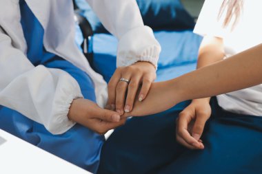 Doktor hastayı kontrol ediyor ve teşvik ediyor..