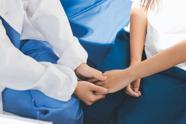 Doktor hastayı kontrol ediyor ve teşvik ediyor..