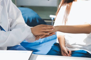 Doktor hastayı kontrol ediyor ve teşvik ediyor..