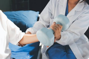 Tanımlanamayan fiziksel terapi sırasında mavi el ağırlığı kullanır