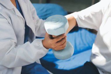 Tanımlanamayan fiziksel terapi sırasında mavi el ağırlığı kullanır