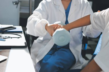 Tanımlanamayan fiziksel terapi sırasında mavi el ağırlığı kullanır