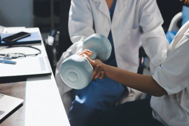 Tanımlanamayan fiziksel terapi sırasında mavi el ağırlığı kullanır