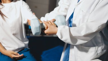 Tanımlanamayan fiziksel terapi sırasında mavi el ağırlığı kullanır