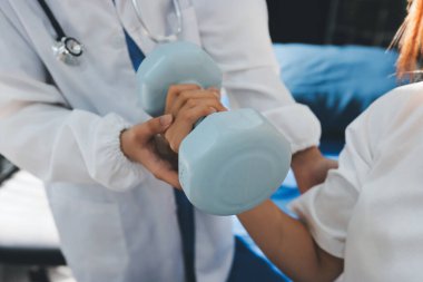 Tanımlanamayan fiziksel terapi sırasında mavi el ağırlığı kullanır