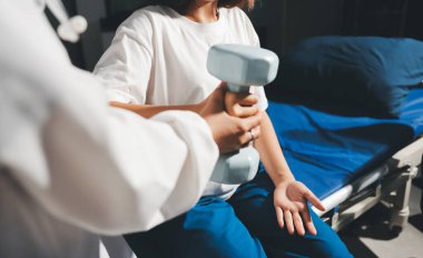 Tanımlanamayan fiziksel terapi sırasında mavi el ağırlığı kullanır