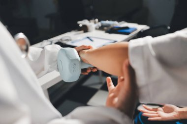 Tanımlanamayan fiziksel terapi sırasında mavi el ağırlığı kullanır