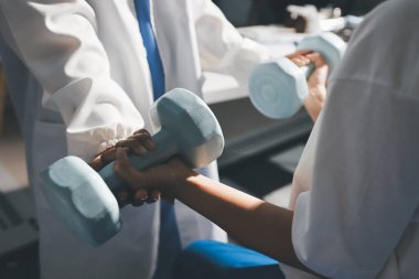 Tanımlanamayan fiziksel terapi sırasında mavi el ağırlığı kullanır