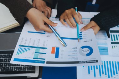 Başarı, alkışlarla izleyiciler ve iş toplantısında mercek alevleriyle birlikte. Başarı veya kutlama, motivasyon ve iş adamları iyi haber veya destek için el çırpıyor