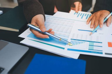 Başarı, alkışlarla izleyiciler ve iş toplantısında mercek alevleriyle birlikte. Başarı veya kutlama, motivasyon ve iş adamları iyi haber veya destek için el çırpıyor