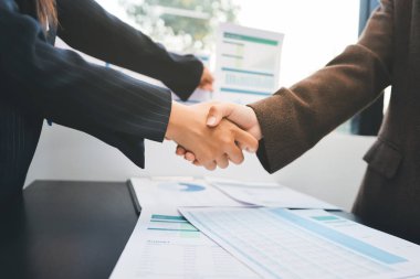 İş adamları ofiste el sıkışıyor. Kontratı imzaladıktan sonra iki iş ortağı el sıkışıyor..