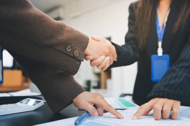 İş adamları ofiste el sıkışıyor. Kontratı imzaladıktan sonra iki iş ortağı el sıkışıyor..