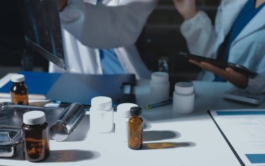 Erkek ve kadın doktorlar bir hastane odasında toplantı yapıyorlar..