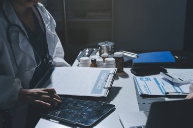 Erkek ve kadın doktorlar bir hastane odasında toplantı yapıyorlar..