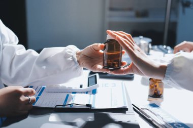 Erkek ve kadın doktorlar bir hastane odasında toplantı yapıyorlar..