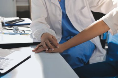 Doktor hastayı kontrol ediyor ve teşvik ediyor..