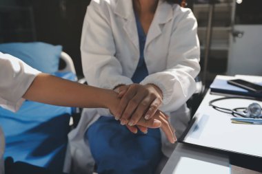 Doktor hastayı kontrol ediyor ve teşvik ediyor..