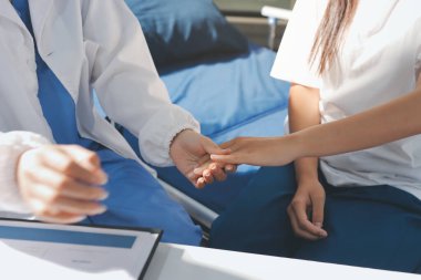 Doktor hastayı kontrol ediyor ve teşvik ediyor..