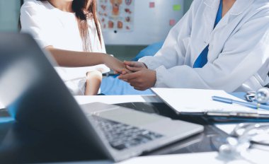 Doktor hastayı kontrol ediyor ve teşvik ediyor..