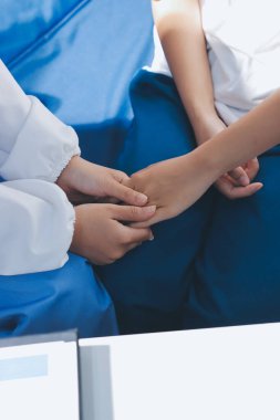 Doktor hastayı kontrol ediyor ve teşvik ediyor..