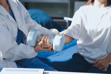 Tanımlanamayan fiziksel terapi sırasında mavi el ağırlığı kullanır