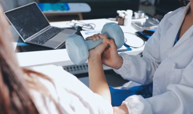 Tanımlanamayan fiziksel terapi sırasında mavi el ağırlığı kullanır