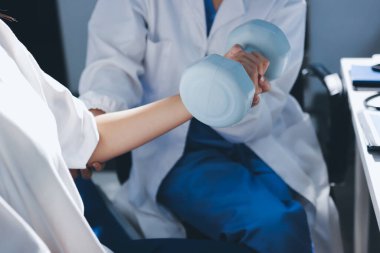 Tanımlanamayan fiziksel terapi sırasında mavi el ağırlığı kullanır